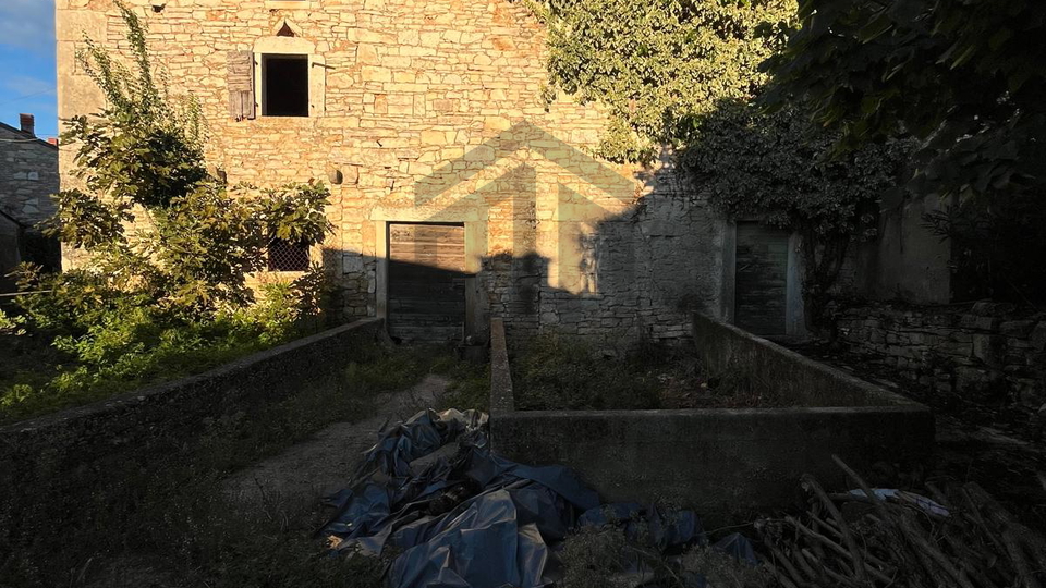 Istra&comma; okolica Mar&ccaron;ane &ndash; Kamena ku&cacute;a za renovaciju s oku&cacute;nicom
