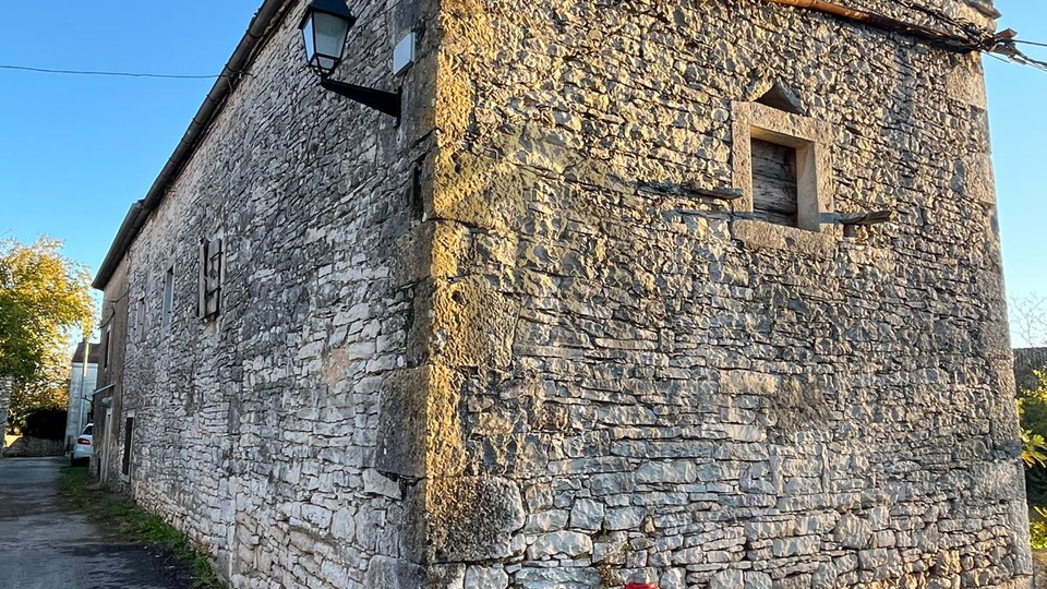 Istra&comma; okolica Mar&ccaron;ane &ndash; Kamena ku&cacute;a za renovaciju s oku&cacute;nicom