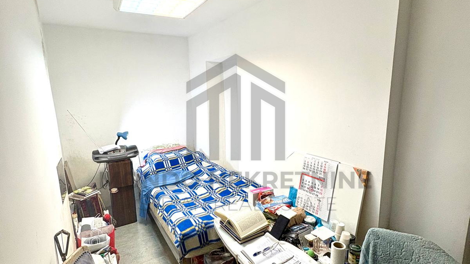 PULA &ndash; STAN U PRIZEMLJU &ndash; MOGU&Cacute;A PRENAMJENA U POSLOVNI PROSTOR