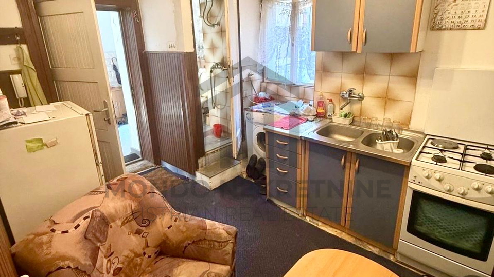 Jednosoban stan u centru Pule &ndash; 28&comma;5 m&sup2;&comma; prizemlje&comma; za renovaciju