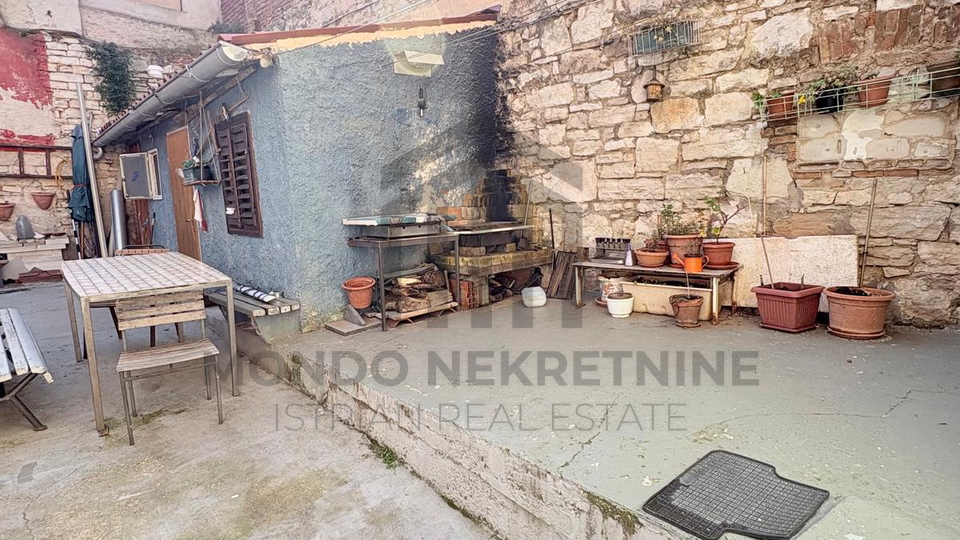 Stan u centru Pule &ndash; blizina Arene&comma; 38 m&sup2;&comma; useljiv &ndash; 136&period;000 &euro;