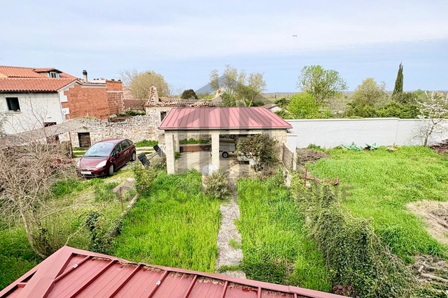 VODNJAN – Kamena kuća s vrtom i pogledom na more