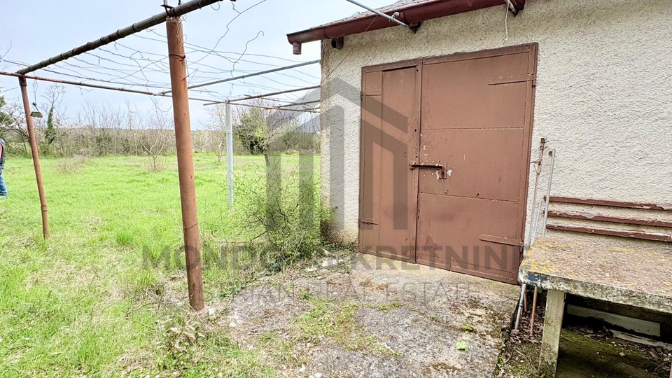 Poljoprivredno zemlji&scaron;te 2100 m&sup2; s legaliziranim objektom 25 m2 &ndash; okolica Pule &ndash; PRILIKA