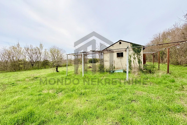 Poljoprivredno zemljište 2100 m² s legaliziranim objektom 25 m2 – okolica Pule – PRILIKA