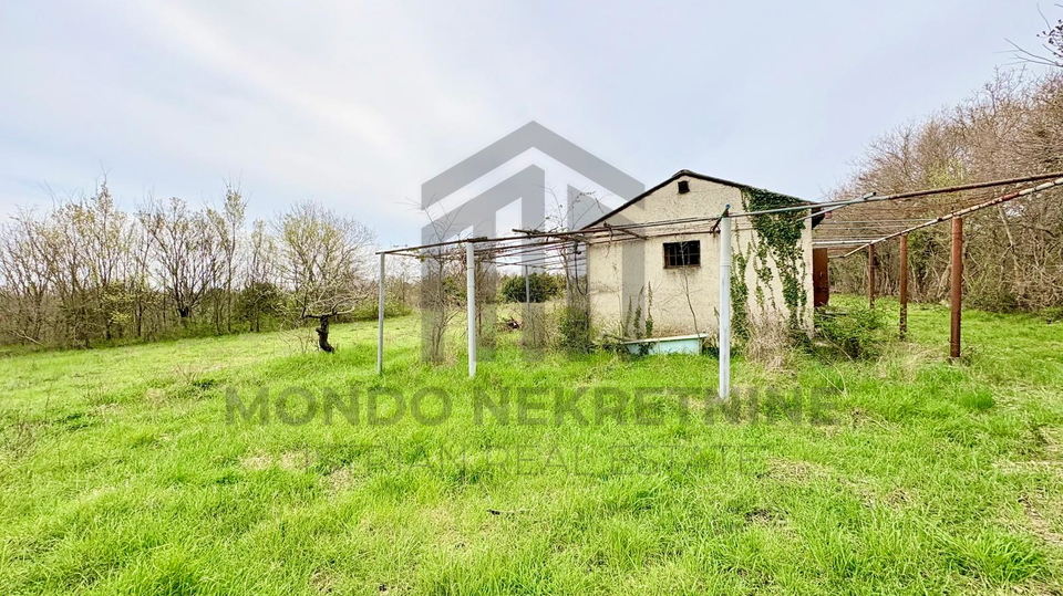 Poljoprivredno zemlji&scaron;te 2100 m&sup2; s legaliziranim objektom 25 m2 &ndash; okolica Pule &ndash; PRILIKA