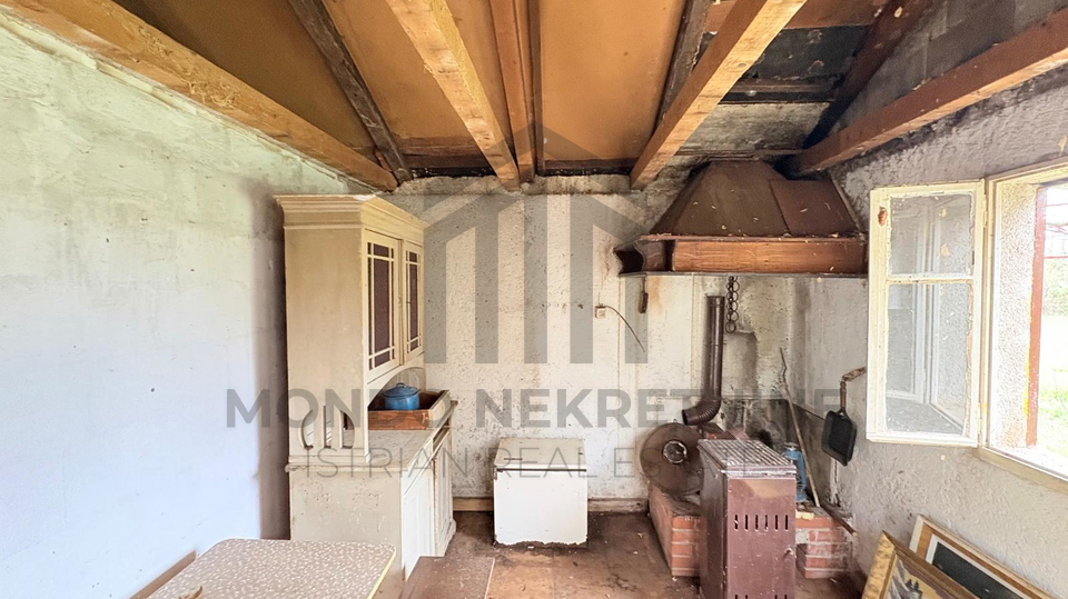 Poljoprivredno zemlji&scaron;te 2100 m&sup2; s legaliziranim objektom 25 m2 &ndash; okolica Pule &ndash; PRILIKA