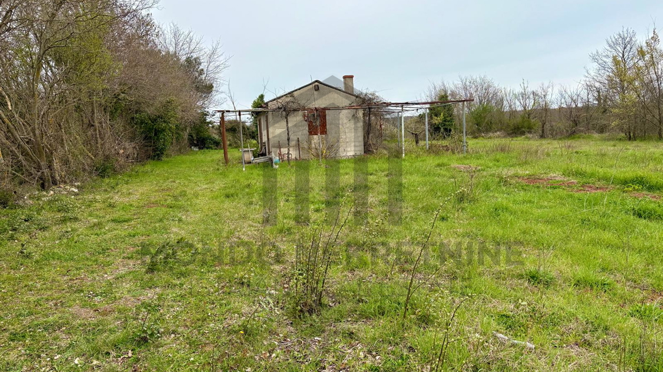 Poljoprivredno zemlji&scaron;te 2100 m&sup2; s legaliziranim objektom 25 m2 &ndash; okolica Pule &ndash; PRILIKA