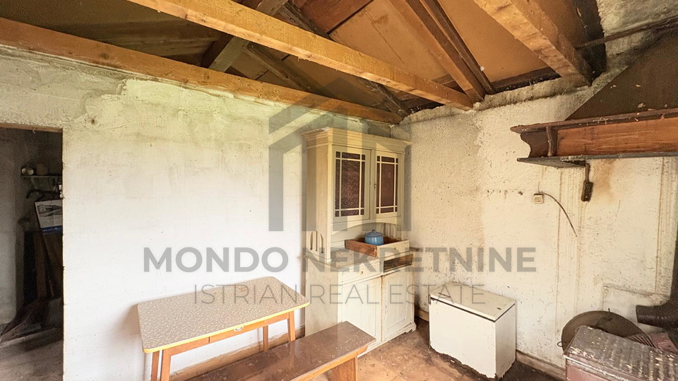 Poljoprivredno zemlji&scaron;te 2100 m&sup2; s legaliziranim objektom 25 m2 &ndash; okolica Pule &ndash; PRILIKA