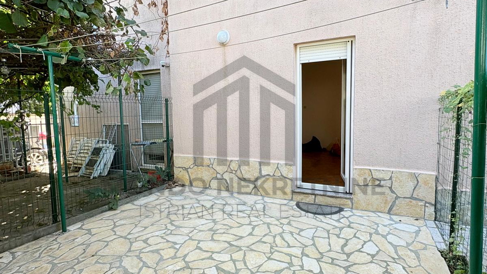 PULA &ndash; VELI VRH &vert; STAN 41&comma;89 m&sup2; &plus; PARKIRNO MJESTO I DVORI&Scaron;TE 13 m2