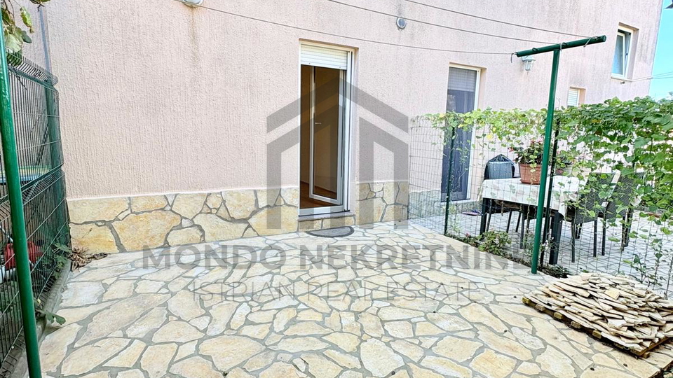 PULA &ndash; VELI VRH &vert; STAN 41&comma;89 m&sup2; &plus; PARKIRNO MJESTO I DVORI&Scaron;TE 13 m2