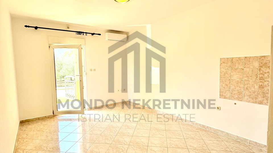 PULA &ndash; VELI VRH &vert; STAN 41&comma;89 m&sup2; &plus; PARKIRNO MJESTO I DVORI&Scaron;TE 13 m2