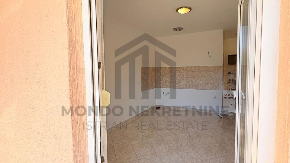 PULA &ndash; VELI VRH &vert; STAN 41&comma;89 m&sup2; &plus; PARKIRNO MJESTO I DVORI&Scaron;TE 13 m2