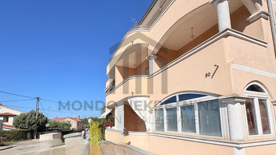 PULA &ndash; VELI VRH &vert; STAN 41&comma;89 m&sup2; &plus; PARKIRNO MJESTO I DVORI&Scaron;TE 13 m2