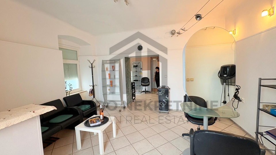 PULA&comma; PRODAJE SE OPREMLJENI FRIZERSKI SALON
