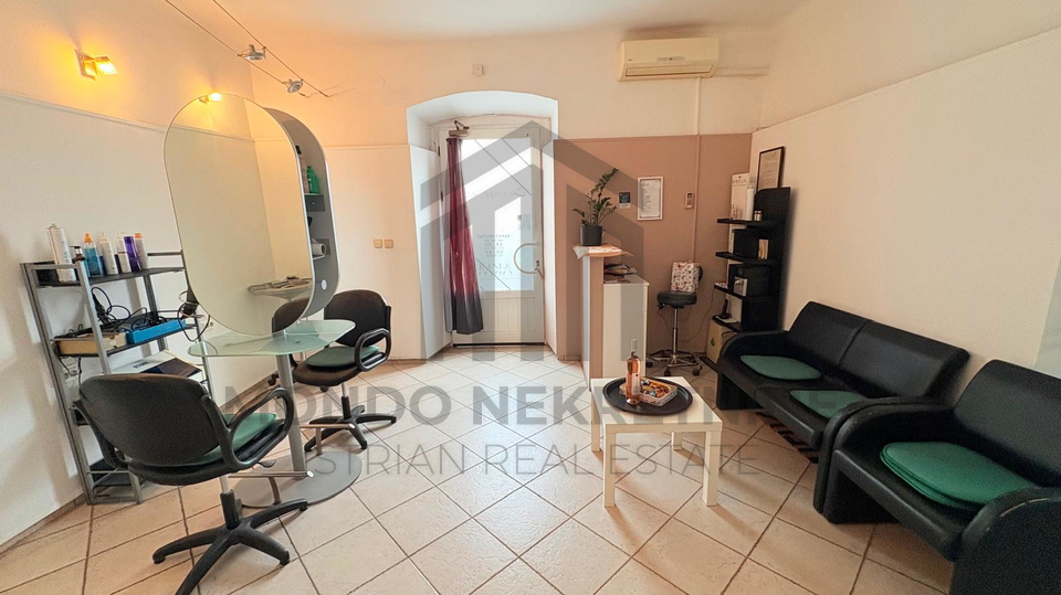 PULA&comma; PRODAJE SE OPREMLJENI FRIZERSKI SALON