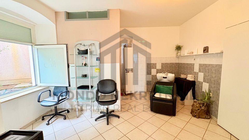 PULA&comma; PRODAJE SE OPREMLJENI FRIZERSKI SALON