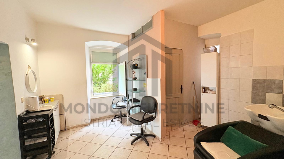 PULA&comma; PRODAJE SE OPREMLJENI FRIZERSKI SALON