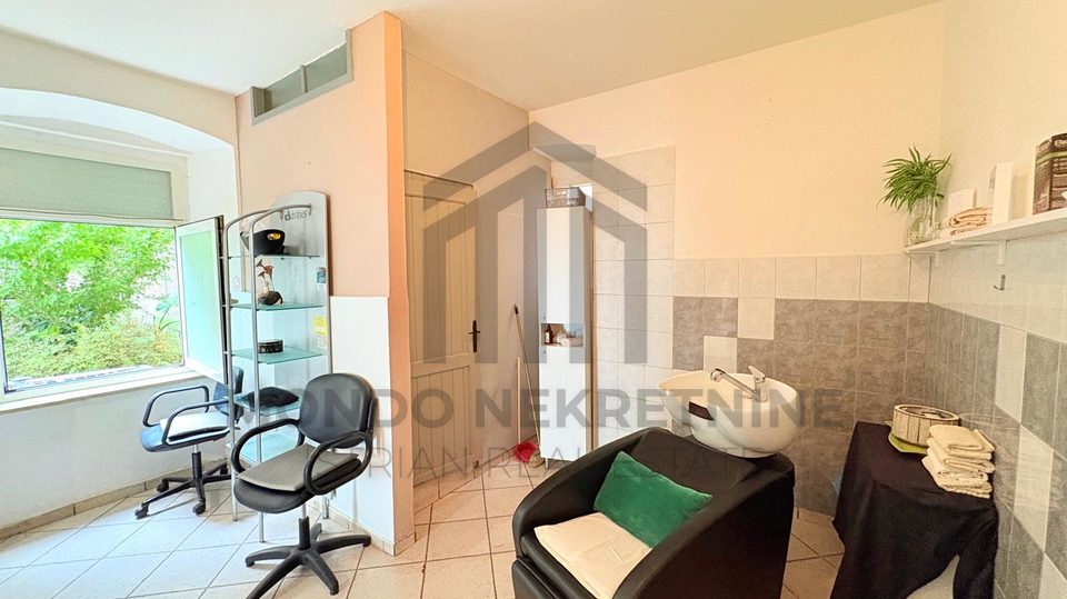 PULA&comma; PRODAJE SE OPREMLJENI FRIZERSKI SALON