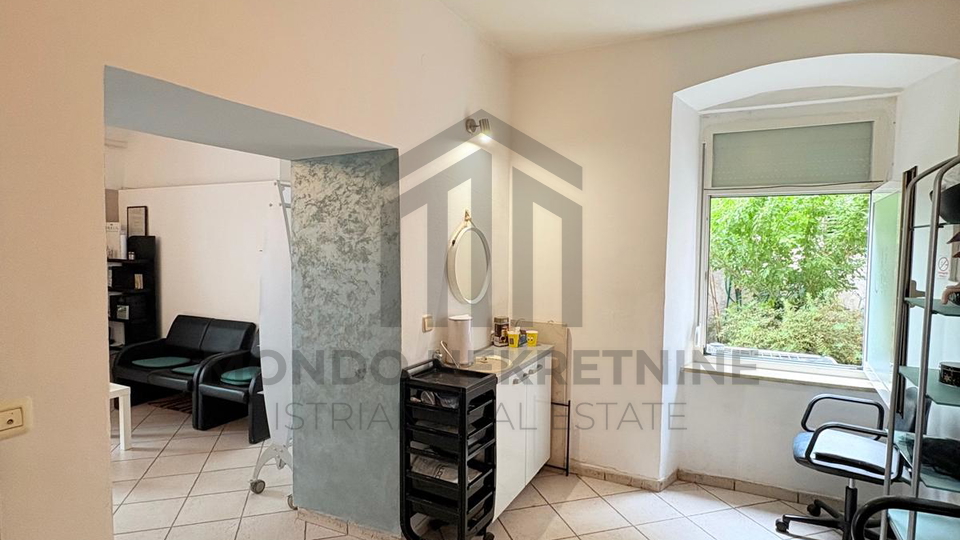 PULA&comma; PRODAJE SE OPREMLJENI FRIZERSKI SALON