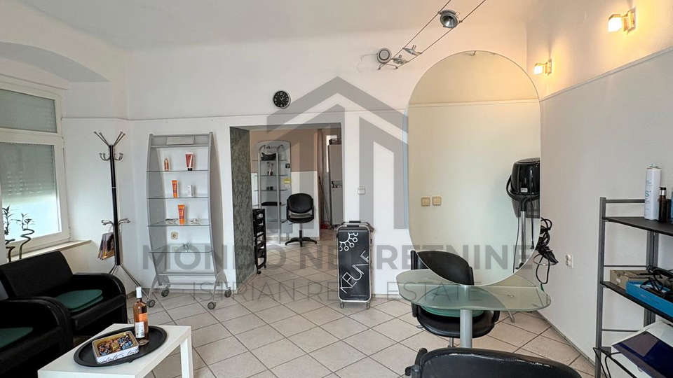 PULA&comma; PRODAJE SE OPREMLJENI FRIZERSKI SALON