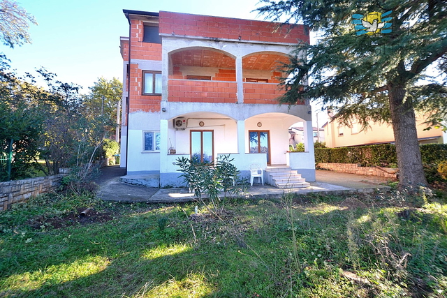 Casa con appartamenti e una bellissima vista sul mare