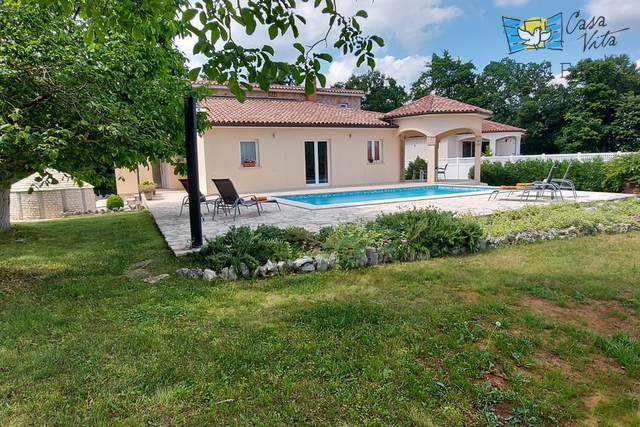 Casa familiare con ampio giardino e piscina in Istria