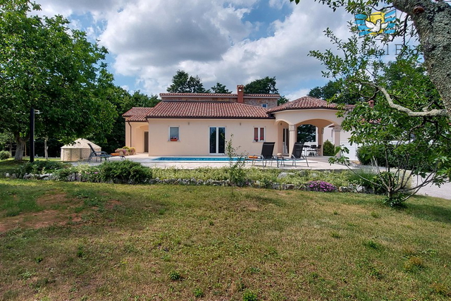 Casa familiare con ampio giardino e piscina in Istria