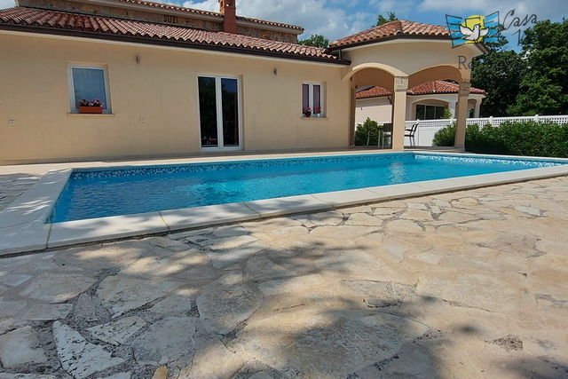 Casa familiare con ampio giardino e piscina in Istria