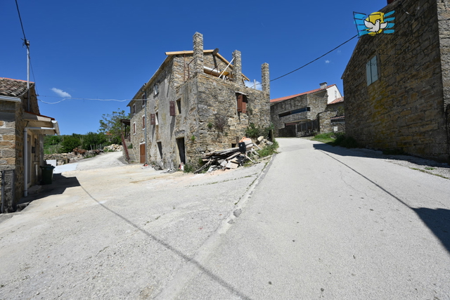 Casa in pietra con vista sul mare