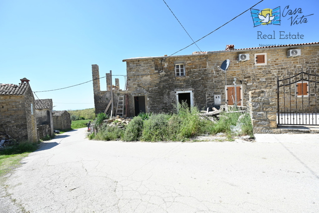 Casa in pietra con vista sul mare