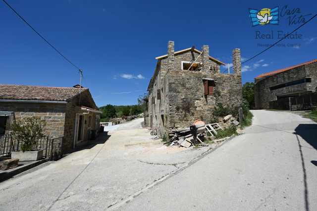 Casa in pietra con vista sul mare