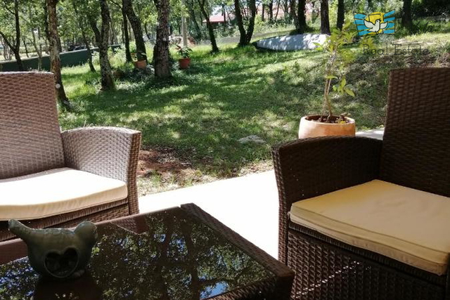 Kuća u okolici Poreča sa dva stana i velikom okućnicom!