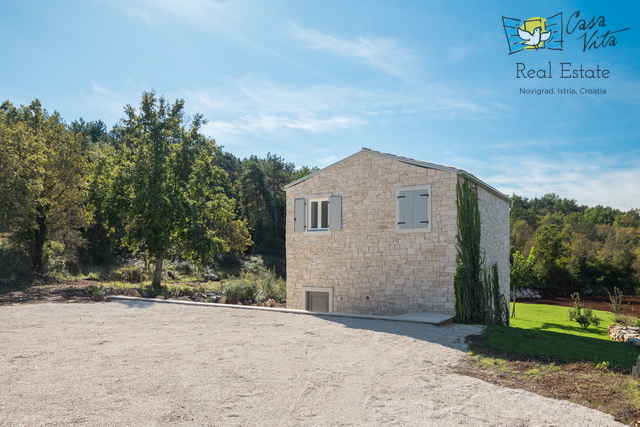 Casa in pietra nelle vicinanze di Buie con ampio giardino!