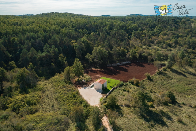 Casa in pietra nelle vicinanze di Buie con ampio giardino!