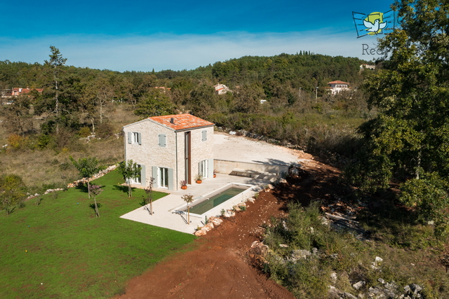 Casa in pietra nelle vicinanze di Buie con ampio giardino!