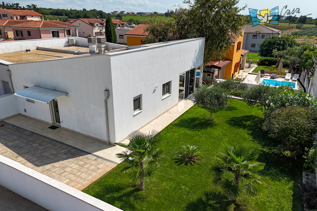 ISTRA, NOVIGRAD - Kompletno opremljena kuća sa predivno uređenim dvorištem!