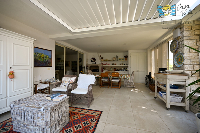 ISTRA, NOVIGRAD - Kompletno opremljena kuća sa predivno uređenim dvorištem!