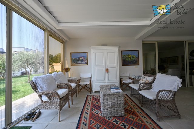 ISTRA, NOVIGRAD - Kompletno opremljena kuća sa predivno uređenim dvorištem!