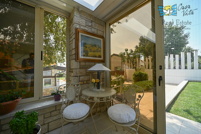 ISTRA, NOVIGRAD - Kompletno opremljena kuća sa predivno uređenim dvorištem!