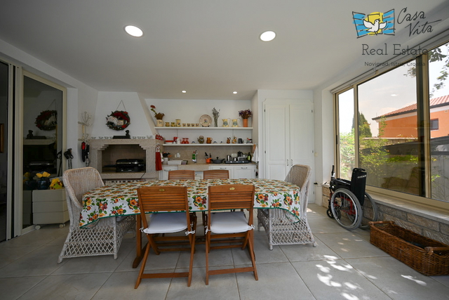 ISTRA, NOVIGRAD - Kompletno opremljena kuća sa predivno uređenim dvorištem!