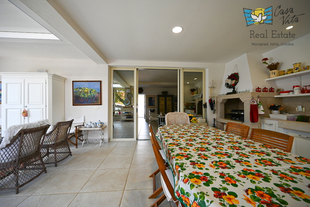 ISTRA, NOVIGRAD - Kompletno opremljena kuća sa predivno uređenim dvorištem!