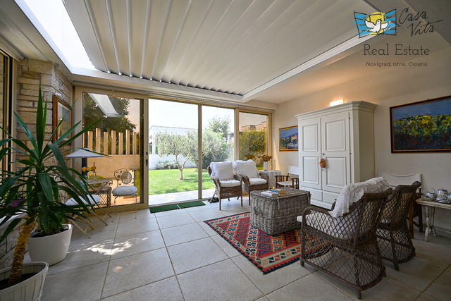 ISTRA, NOVIGRAD - Kompletno opremljena kuća sa predivno uređenim dvorištem!