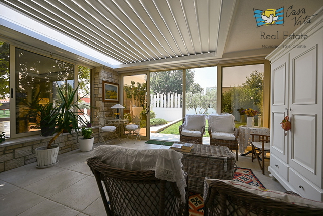 ISTRA, NOVIGRAD - Kompletno opremljena kuća sa predivno uređenim dvorištem!