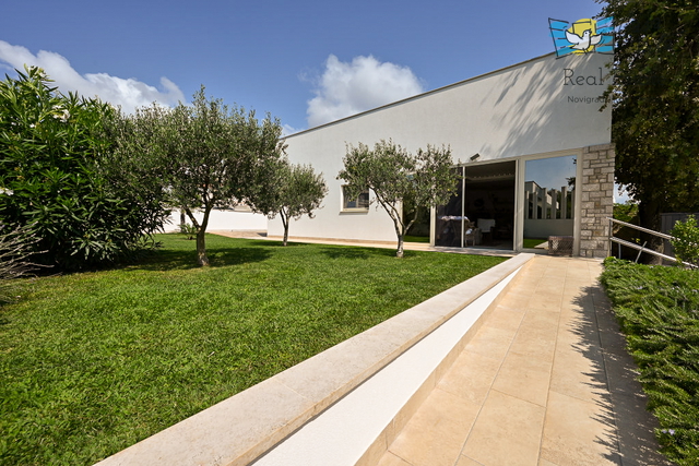 ISTRA, NOVIGRAD - Kompletno opremljena kuća sa predivno uređenim dvorištem!