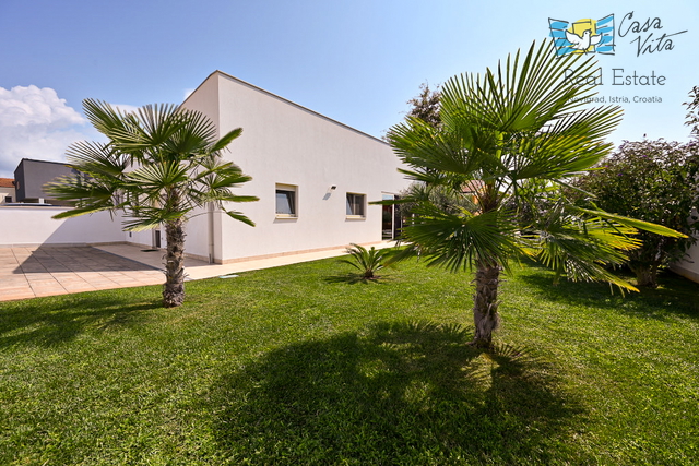 ISTRA, NOVIGRAD - Kompletno opremljena kuća sa predivno uređenim dvorištem!