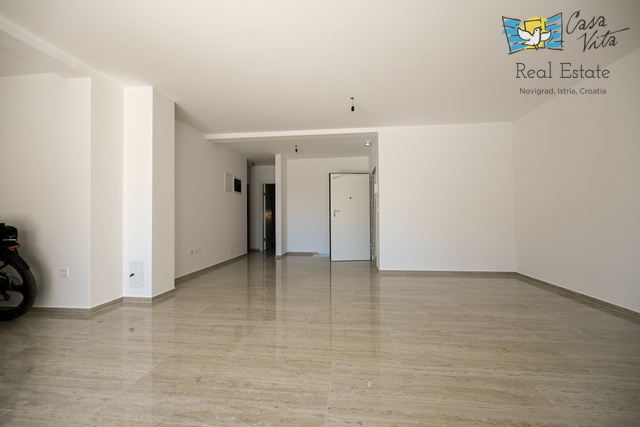 ISTRA, NOVIGRAD - Stan u prizemlju novogradnje sa bazenom!