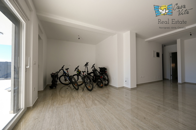 ISTRA, NOVIGRAD - Stan u prizemlju novogradnje sa bazenom!