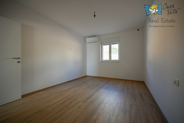 ISTRA, NOVIGRAD - Stan u prizemlju novogradnje sa bazenom!