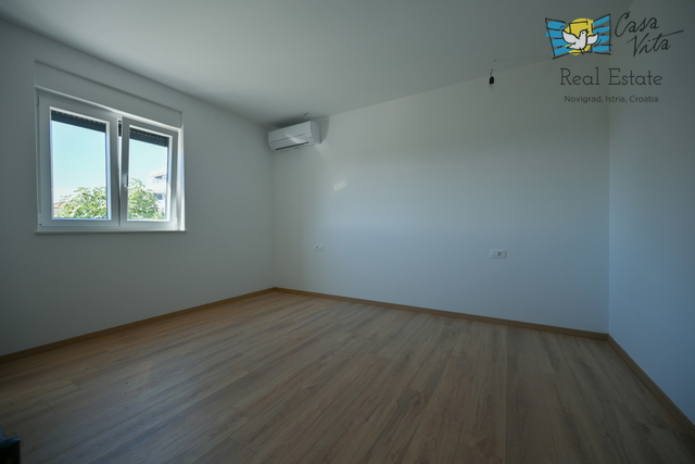 ISTRA, NOVIGRAD - Stan u prizemlju novogradnje sa bazenom!