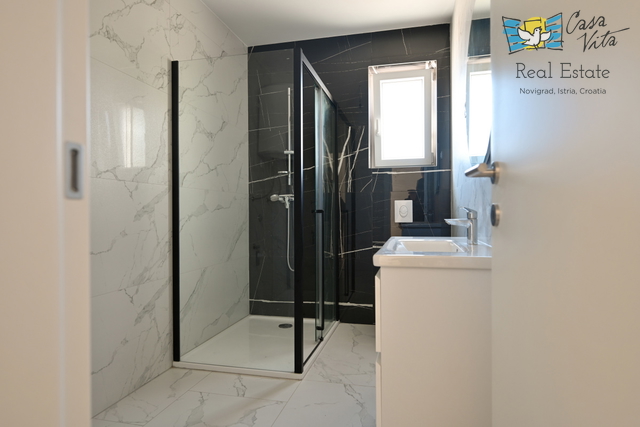 ISTRA, NOVIGRAD - Stan u prizemlju novogradnje sa bazenom!